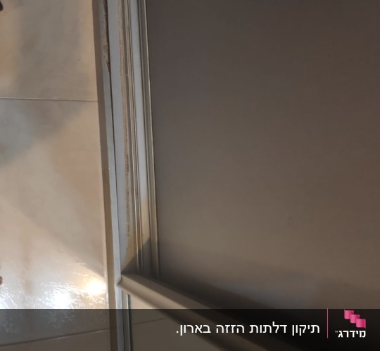 מסגרת מתכתית של דלת או חלון